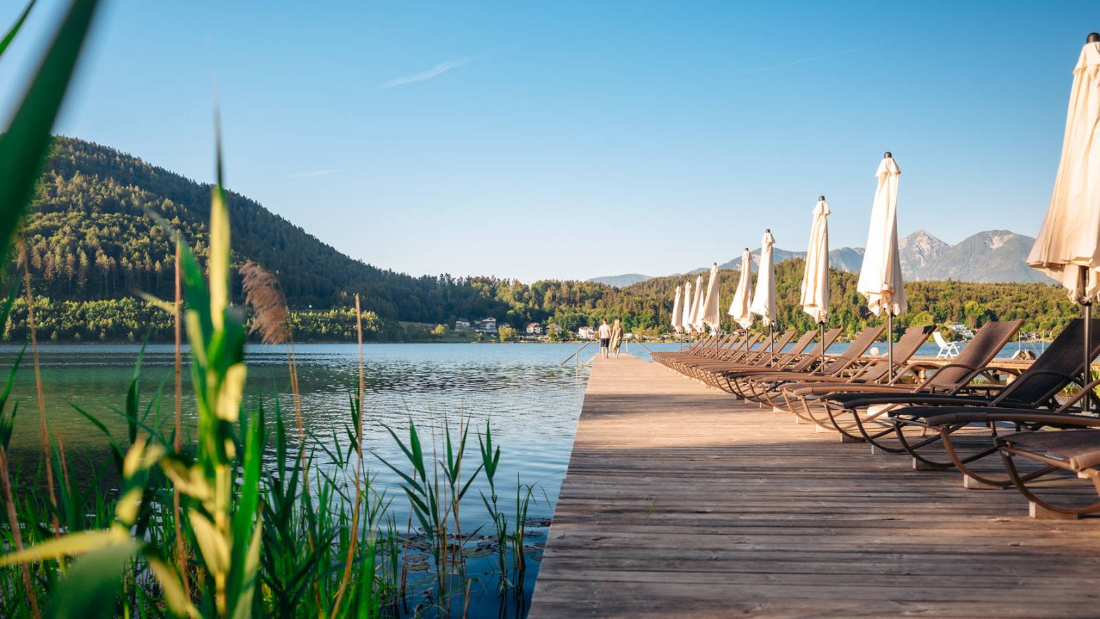 Steg am privaten Strandbad mit Sonnenliegen