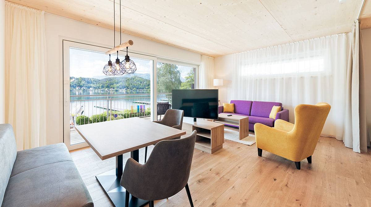 Modernes-Studio-Apartment für 2-4 Personen, hell und geräumig mit großem Fenster zum Klopeiner See.