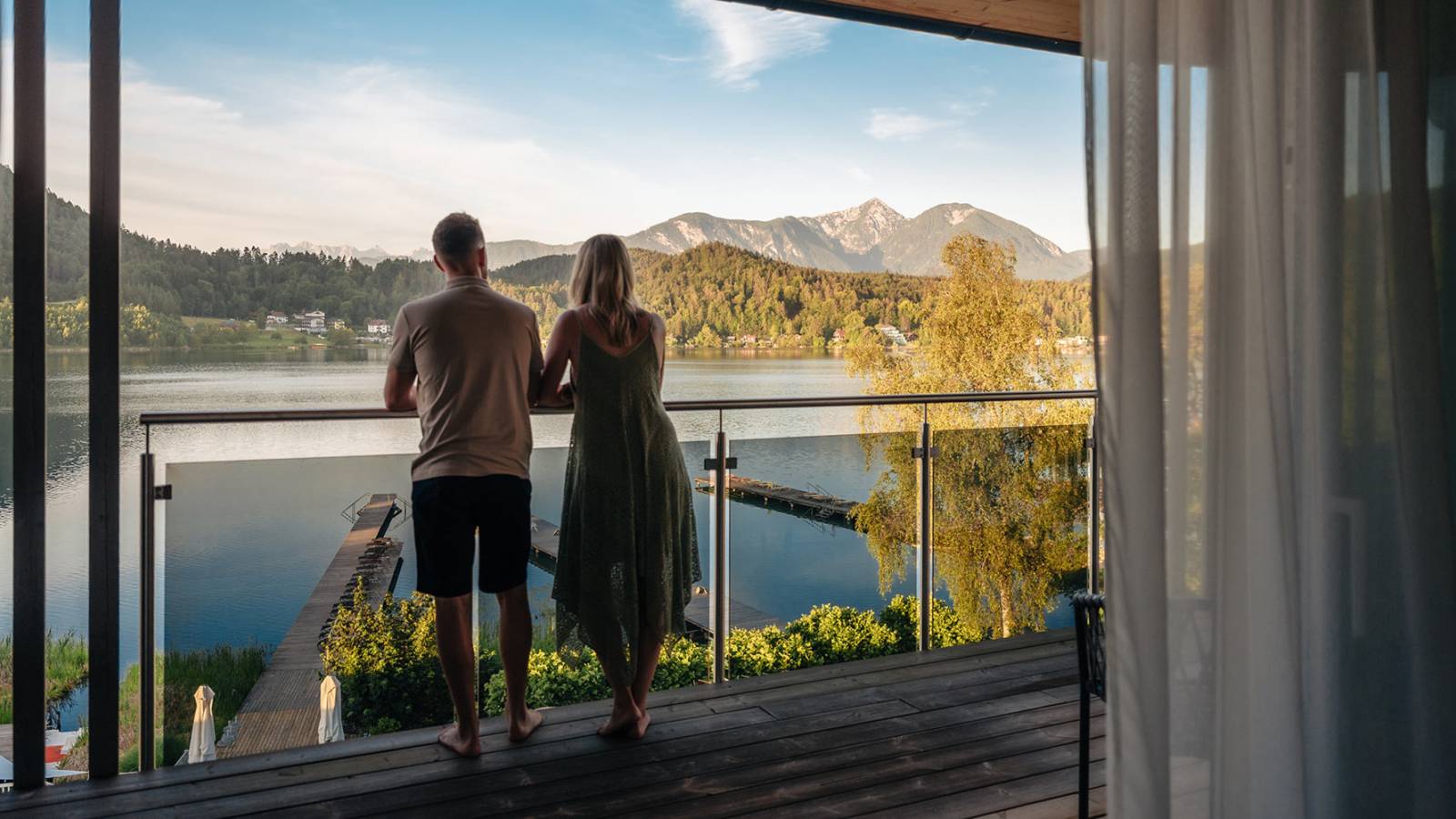 Gäste genießen den Seeblick von der Terrasse der Ferienwohnung