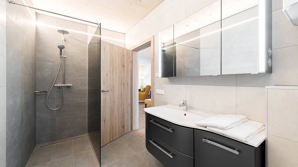 Modernes Badezimmer mit großer ebenerdig begehbarer Dusche.