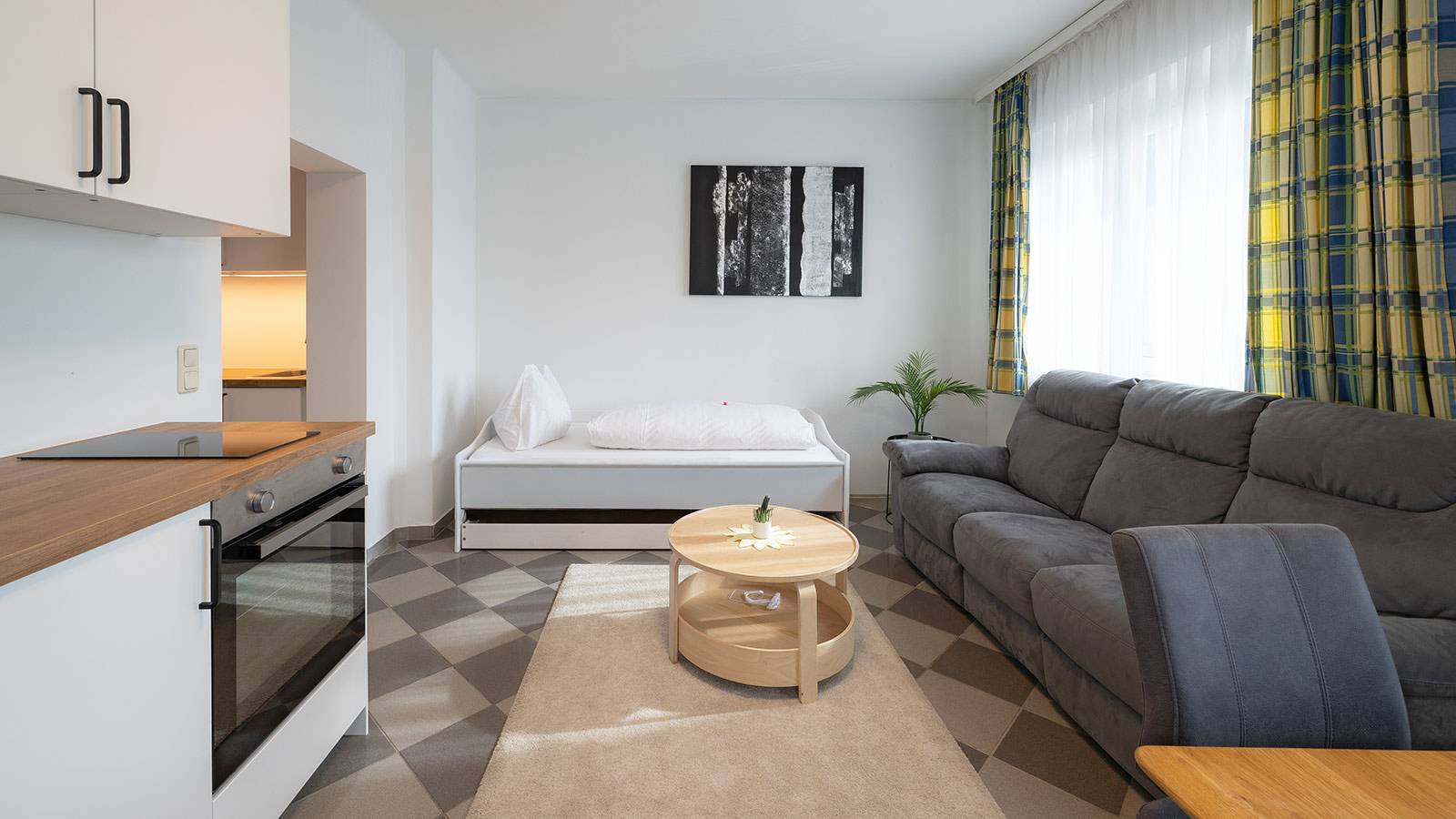 Zusatzbett für ein Kind in der Wohnküche, Sofa.