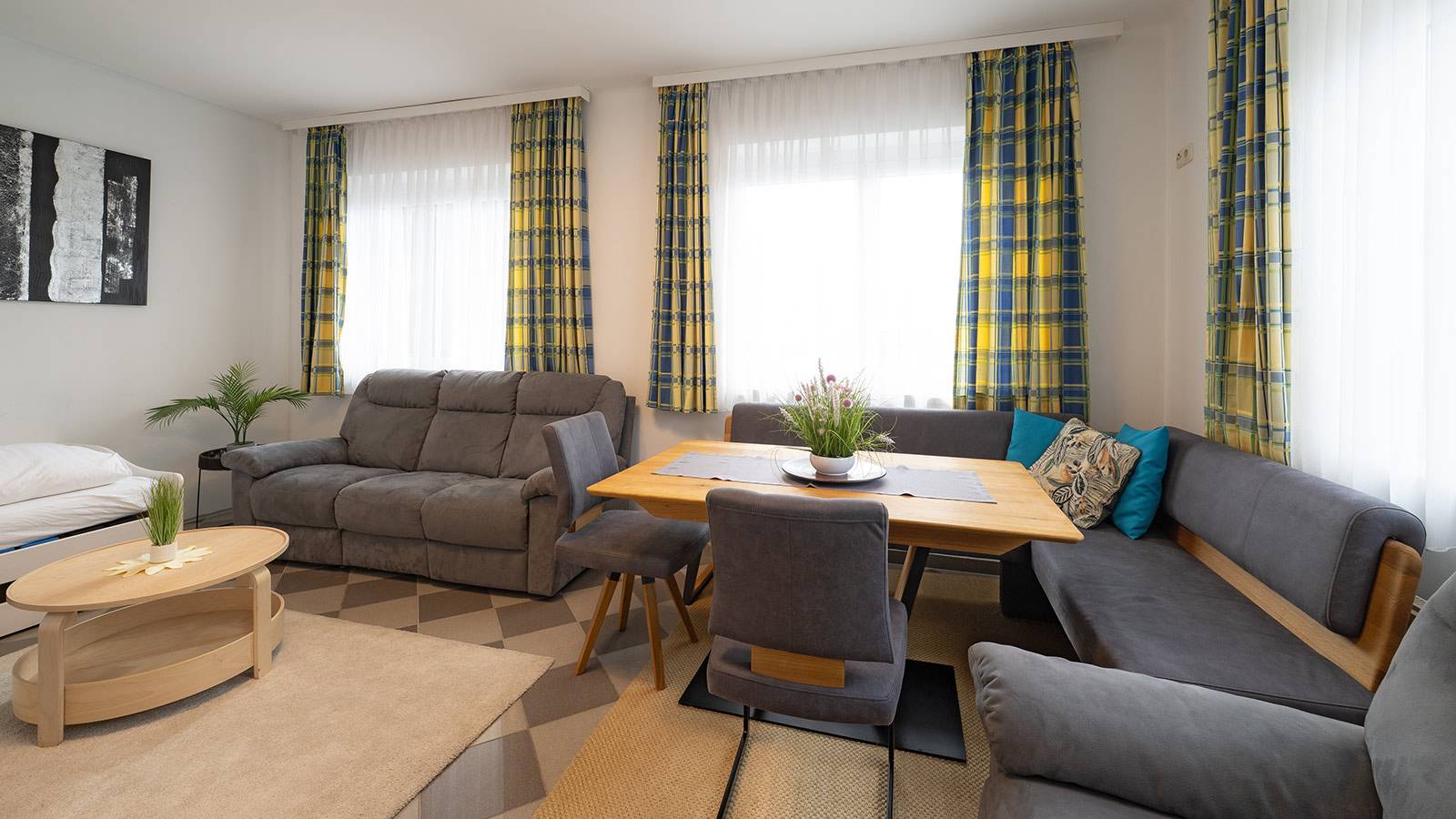 Wohnküche mit Esstich, Sofa und Küchenzeile