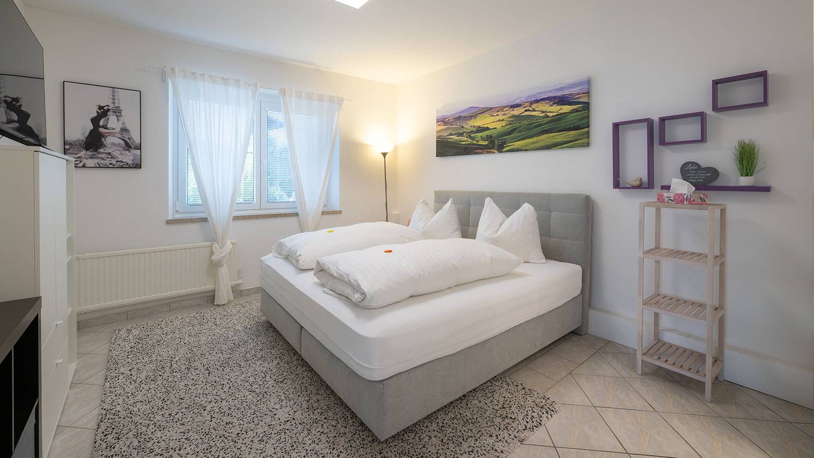 Schlafzimmer mit Doppelbett