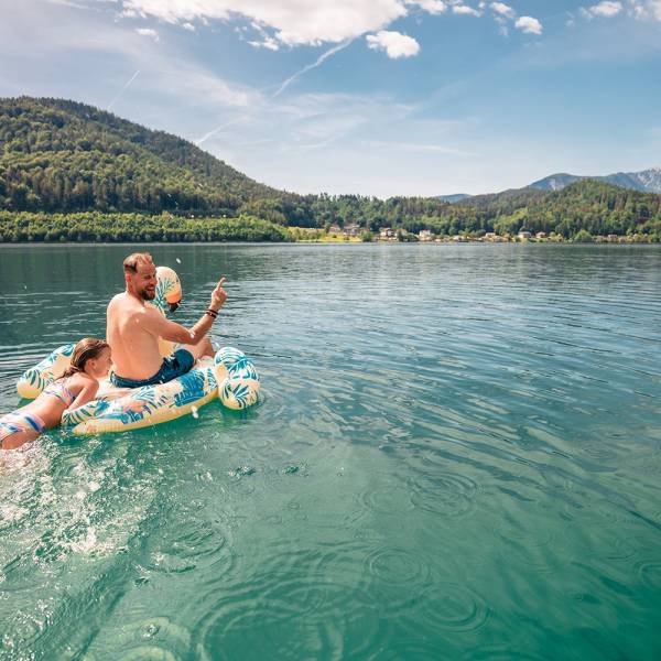 Fa,ilie badet im Klopeiner See