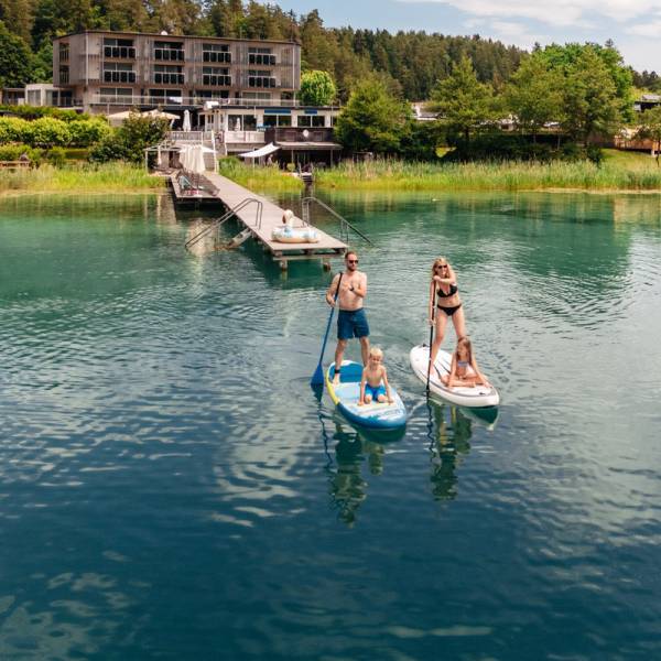 Zwei Stand Up Paddler rudern am Klopeiner See