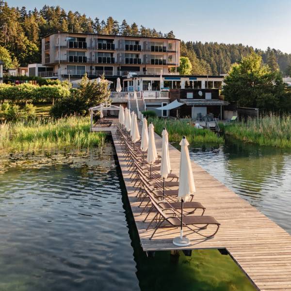 Steg am Privatstrand am Klopeiner See, im HIntergrund Seewirt Apartments