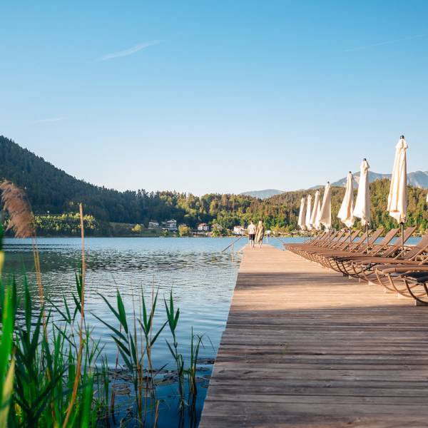 Steg in Richtung Südufer, Sonnenschirmen und Sonnenliegen